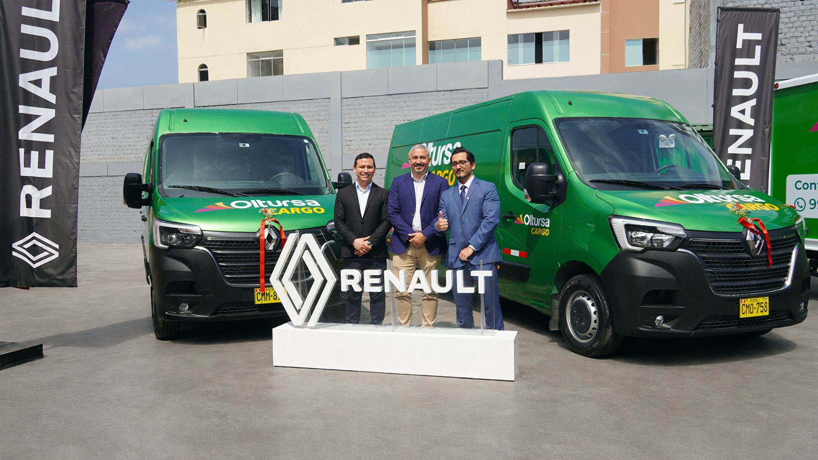 Derco Center entrega flota de furgones Renault a Oltursa
