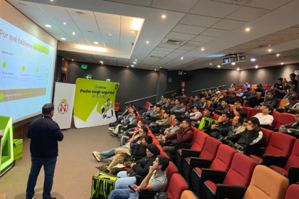 Touring e inDrive capacitan a repartidores en seguridad vial