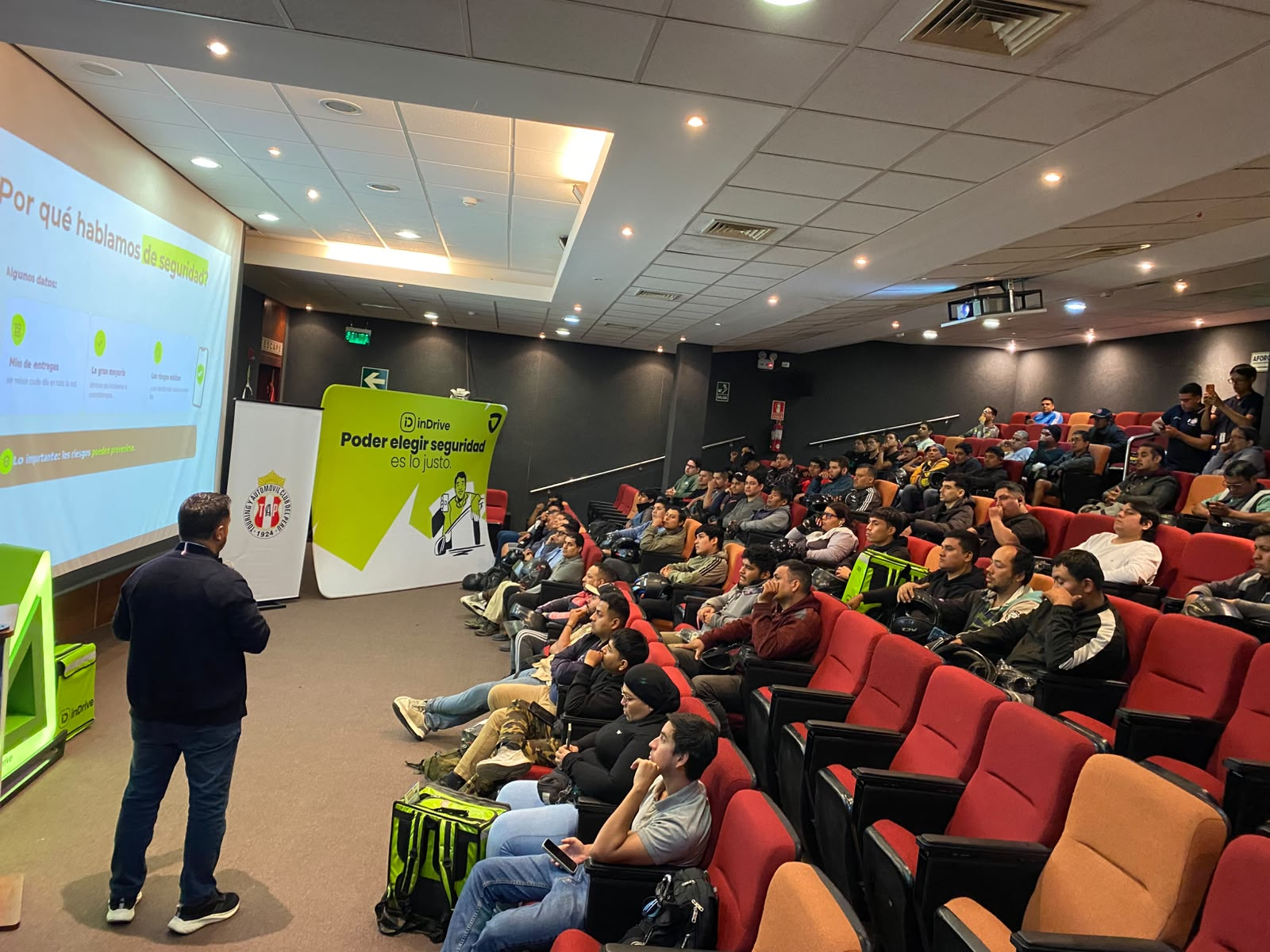 Touring e inDrive capacitan a repartidores en seguridad vial